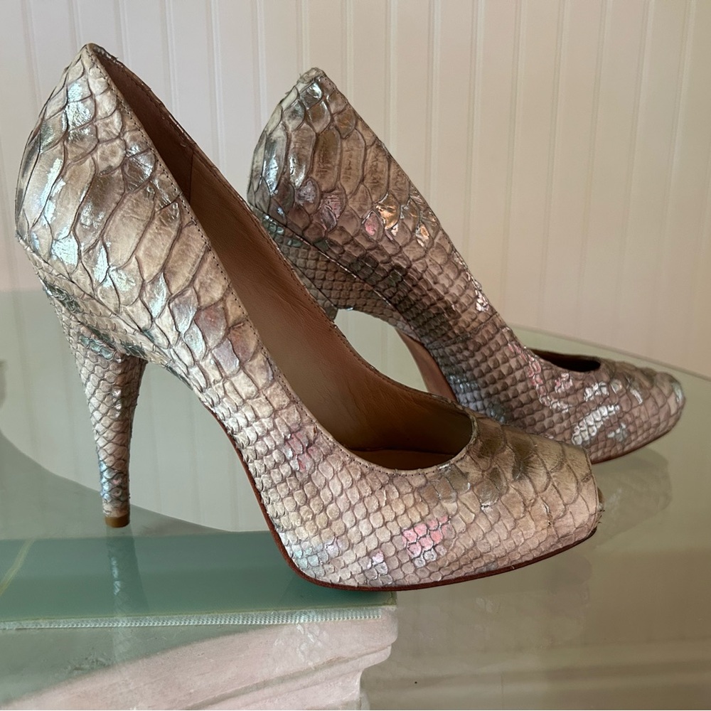 Joan & David Cream Silver Metallic 4 1/2” Snakeskin Peep Toe Heels Size 7M